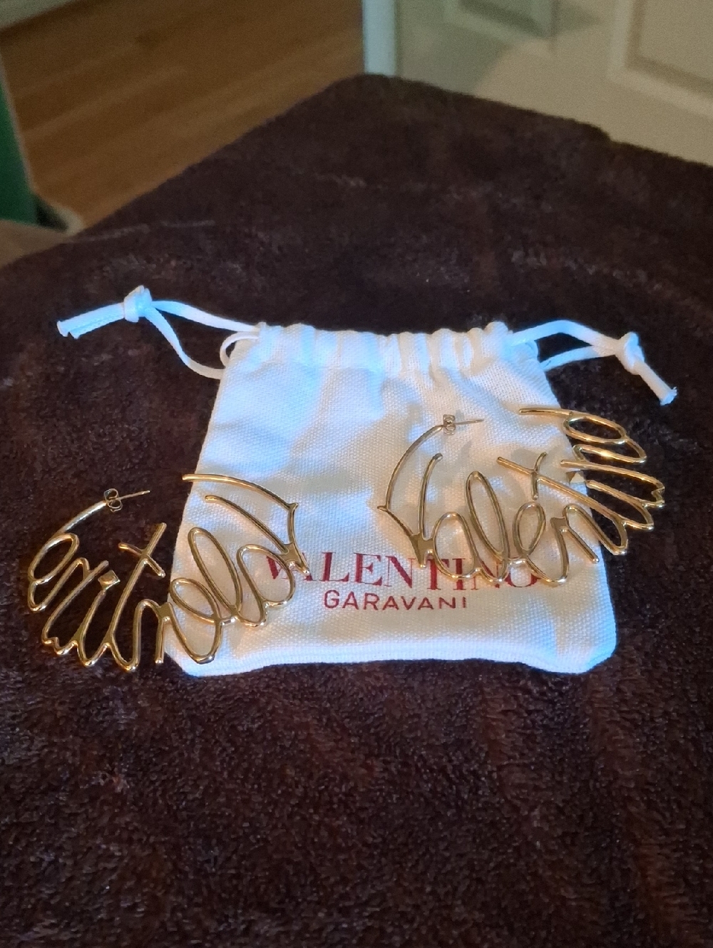 Valentino Garavani Gold Script Hoop Earrings - Shiny Gold Signature